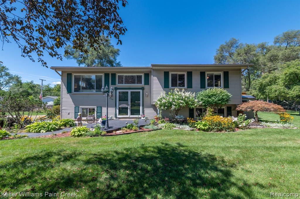 2550 Hessel Avenue Rochester Hills, MI 48307 - Photo 1 of 35
