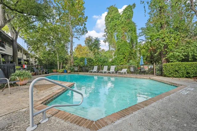 $205,000 | 642 South Ripple Creek Drive, Unit 642, Houston, TX 77057