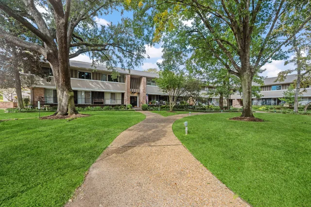 $205,000 | 642 South Ripple Creek Drive, Unit 642, Houston, TX 77057