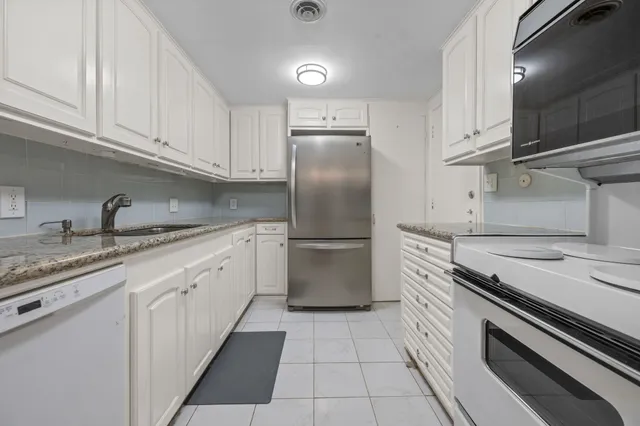 $205,000 | 642 South Ripple Creek Drive, Unit 642, Houston, TX 77057