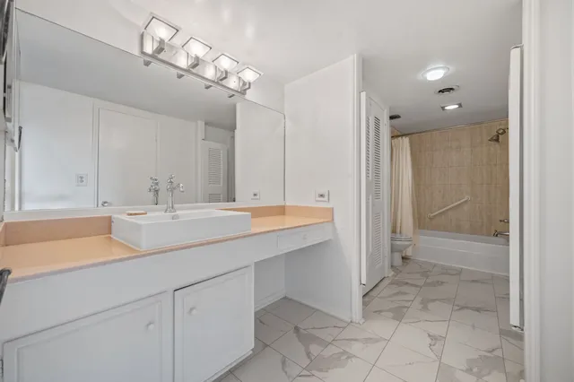 $205,000 | 642 South Ripple Creek Drive, Unit 642, Houston, TX 77057