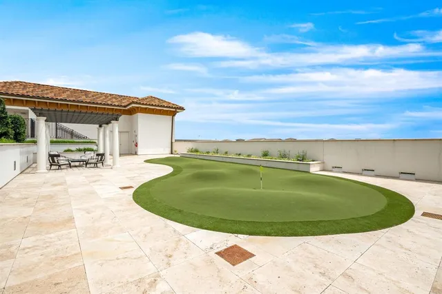 a view of two house with backyard and trees