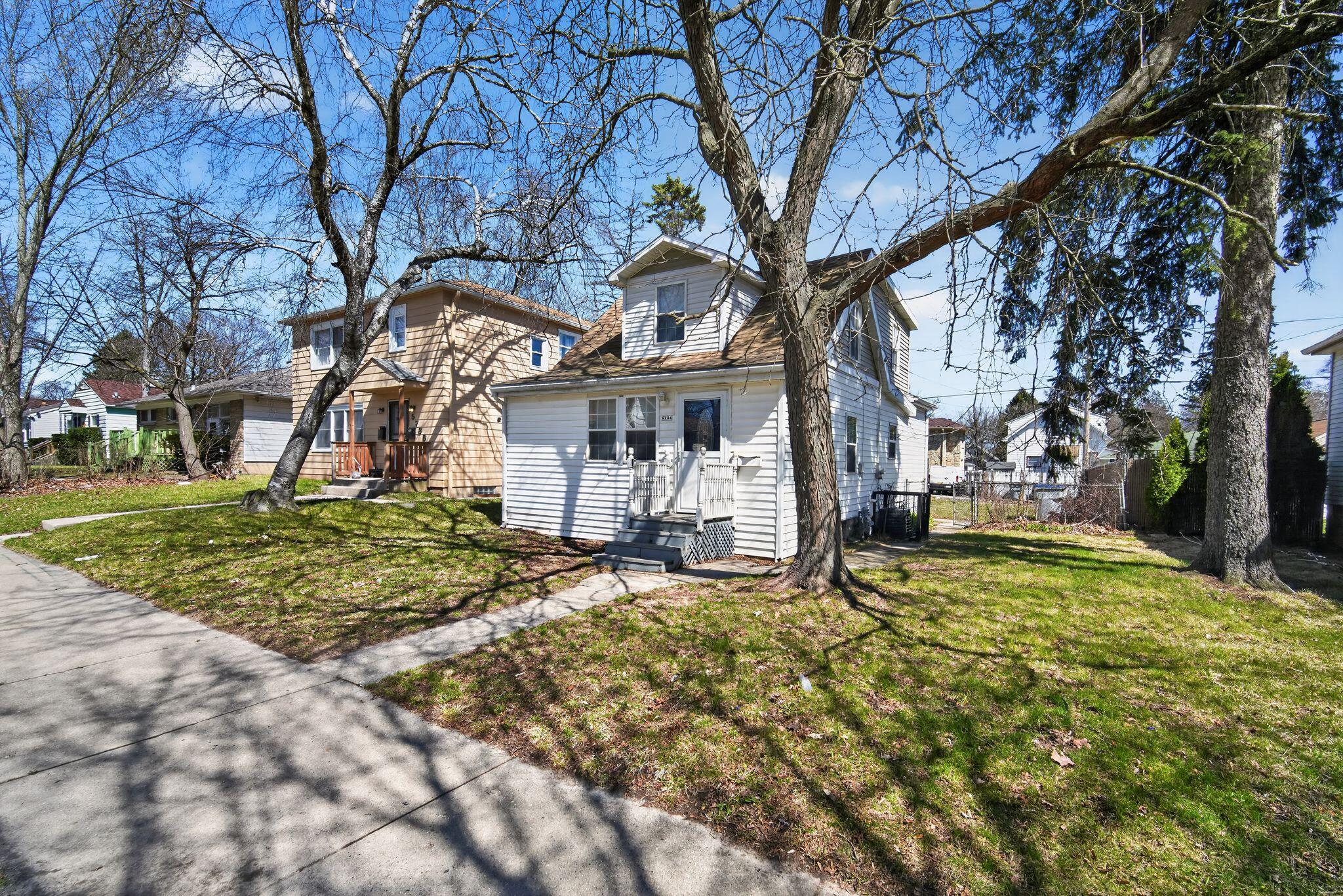 5734 North 37th Street Milwaukee, WI 53209 - Photo 2 of 30 05_5734_N_37th_St_Milwaukee_WI_53209-Ext