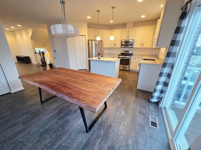 $3,250 | 4449 Monroe Court, Naperville, IL 60564