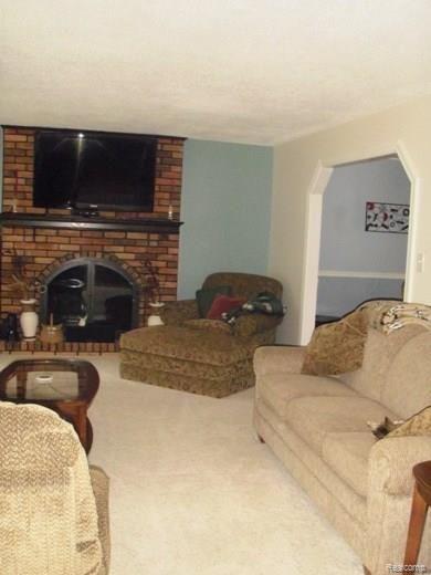 5885 Thomas Road Oxford, MI 48371 - Photo 9 of 25 Living Room to Kitchen .jpg