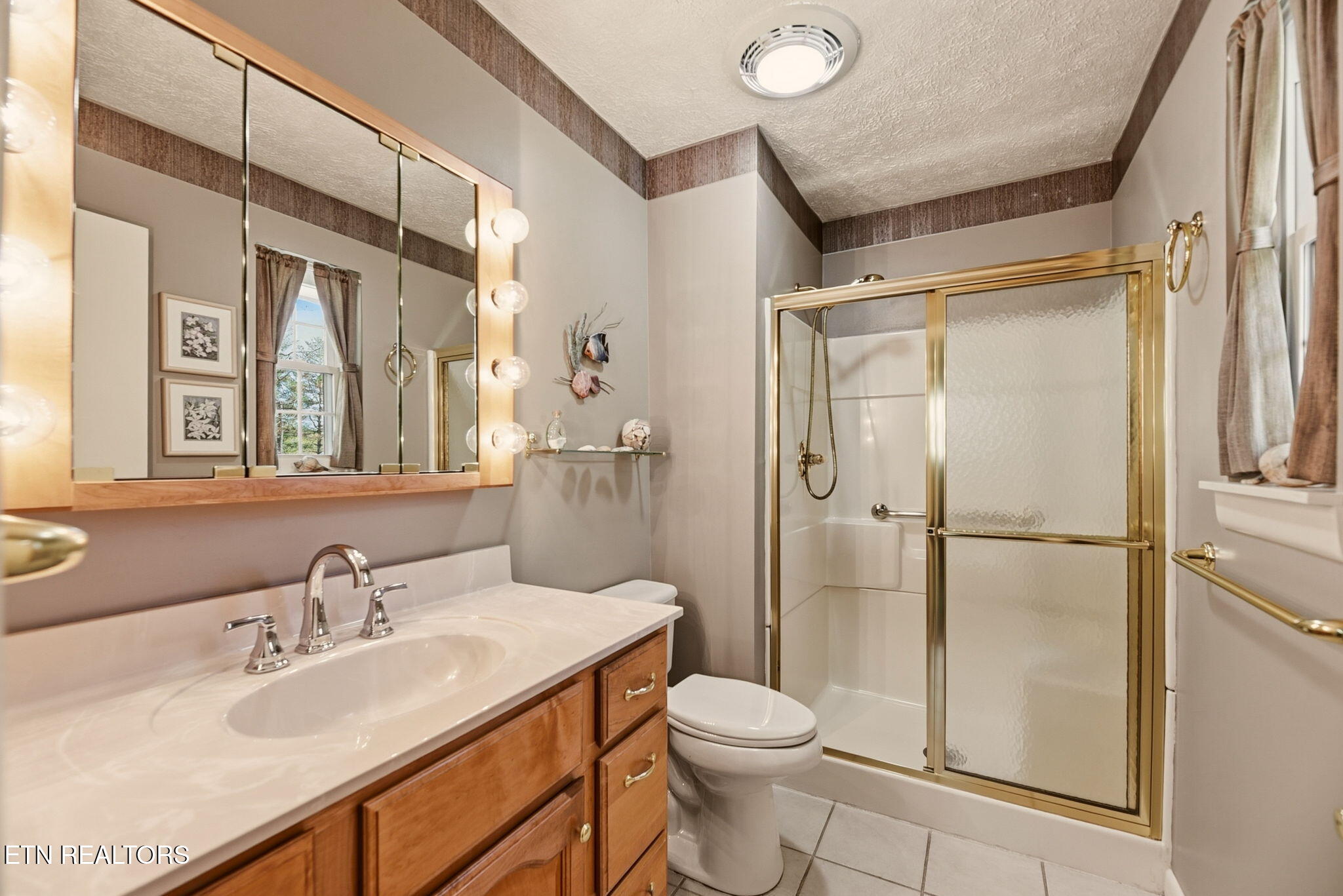 5909 Weems Road Knoxville, TN 37918 - Photo 23 of 46 Primary Ensuite