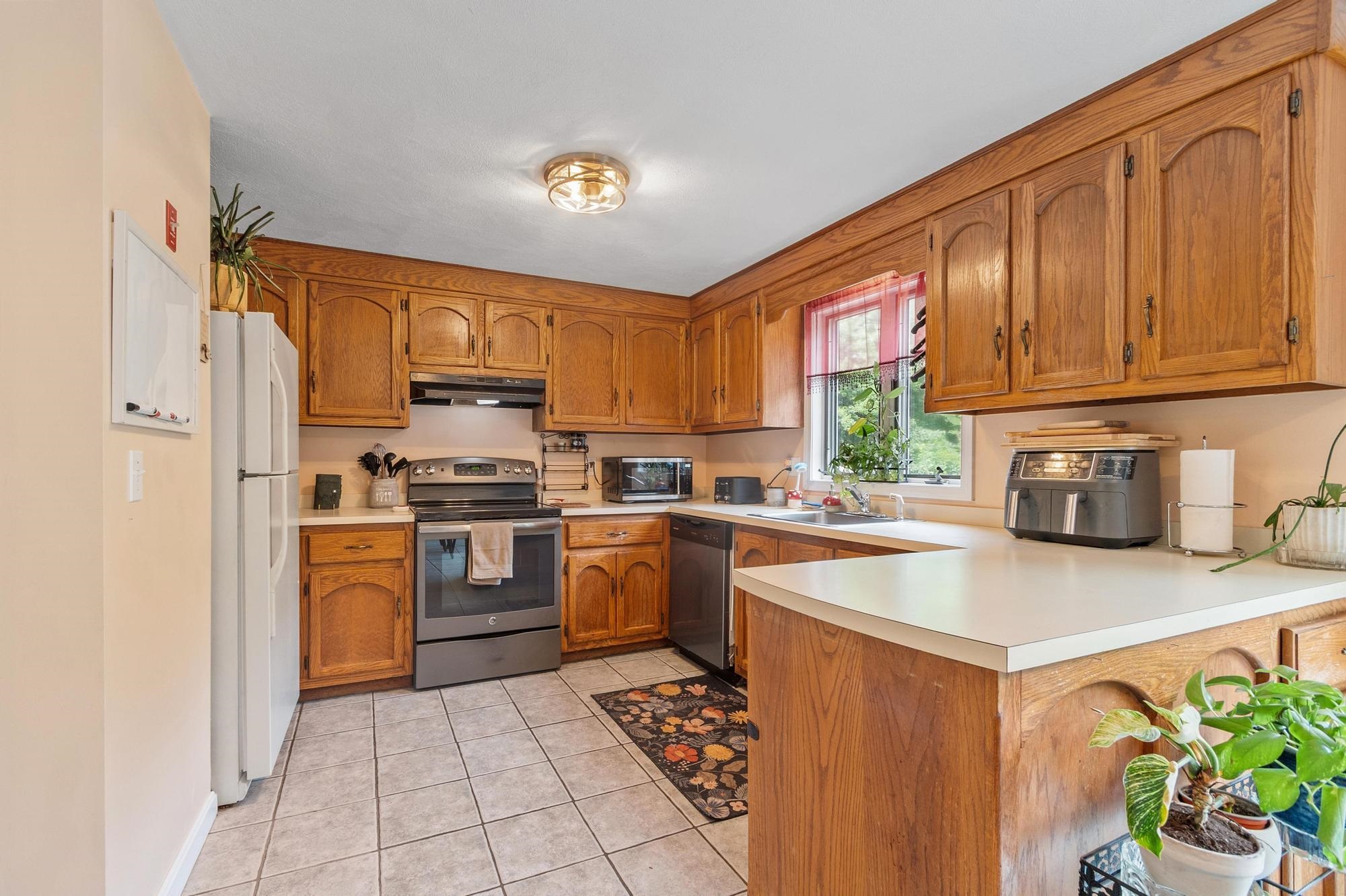 27 Reed Street, Unit B Londonderry, NH 03053 - Photo 11 of 32 Gallery Image 11