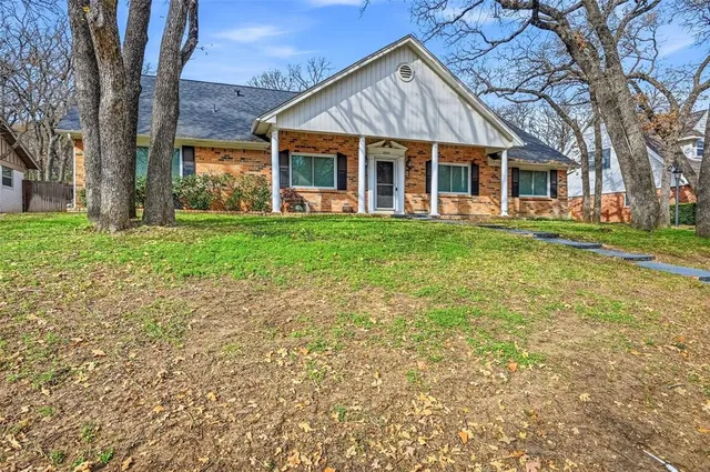 $372,500 | 3015 Yellowstone Drive, Arlington, TX 76013