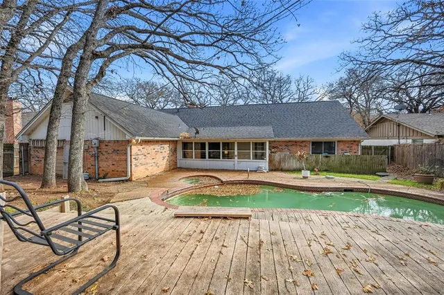 a view of a backyard