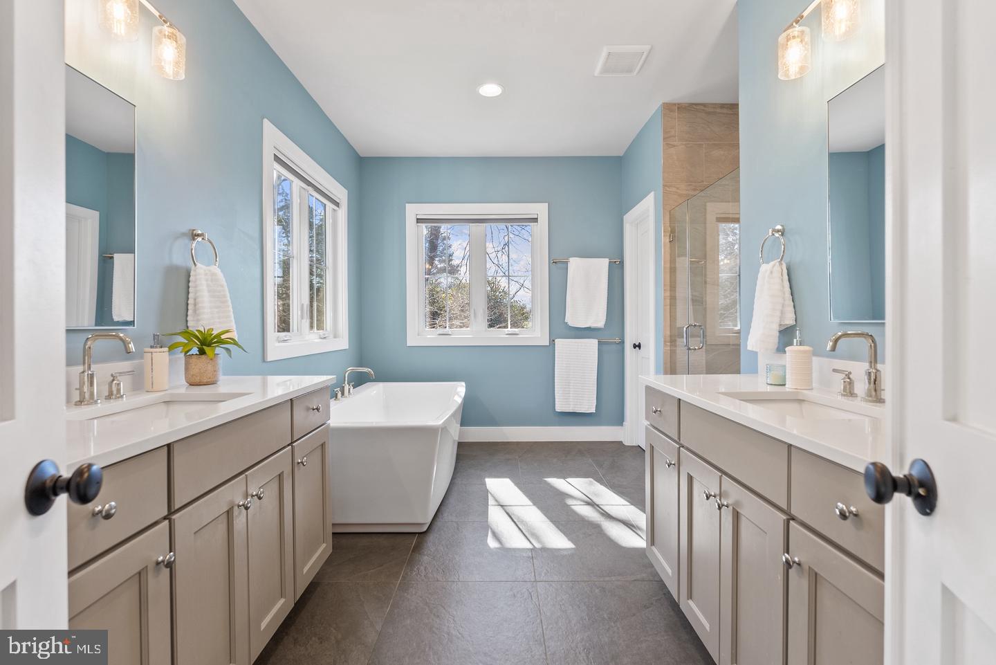 8633 Fort Hunt Road Alexandria, VA 22308 - Photo 31 of 62 Primary en-suite bathroom