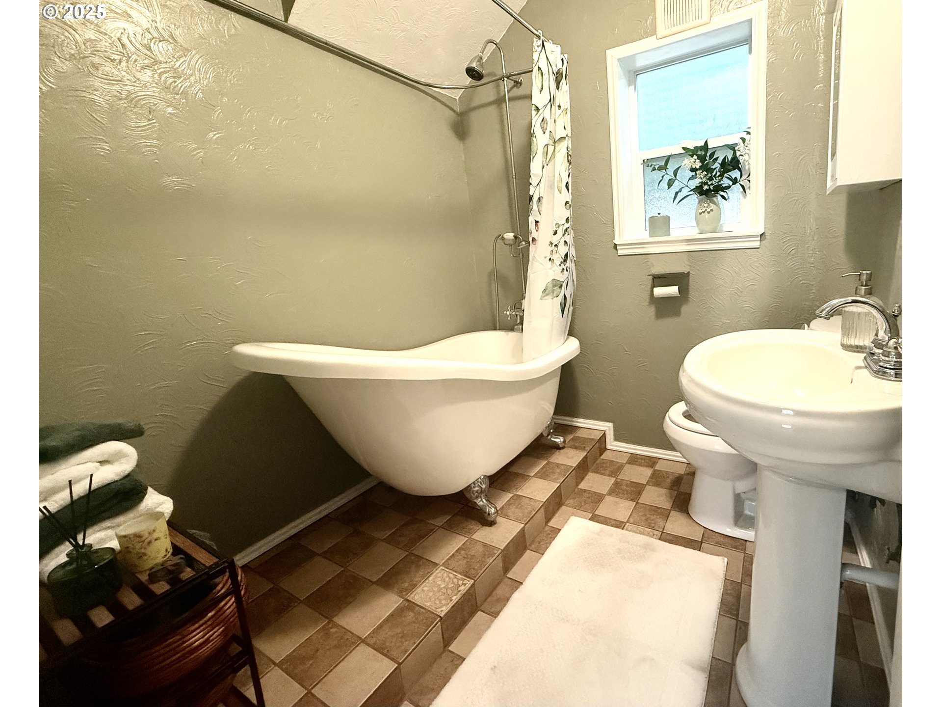 632 Southwest Utah Street Camas, WA 98607 - Photo 12 of 27 a bathroom with a sink toilet and shower