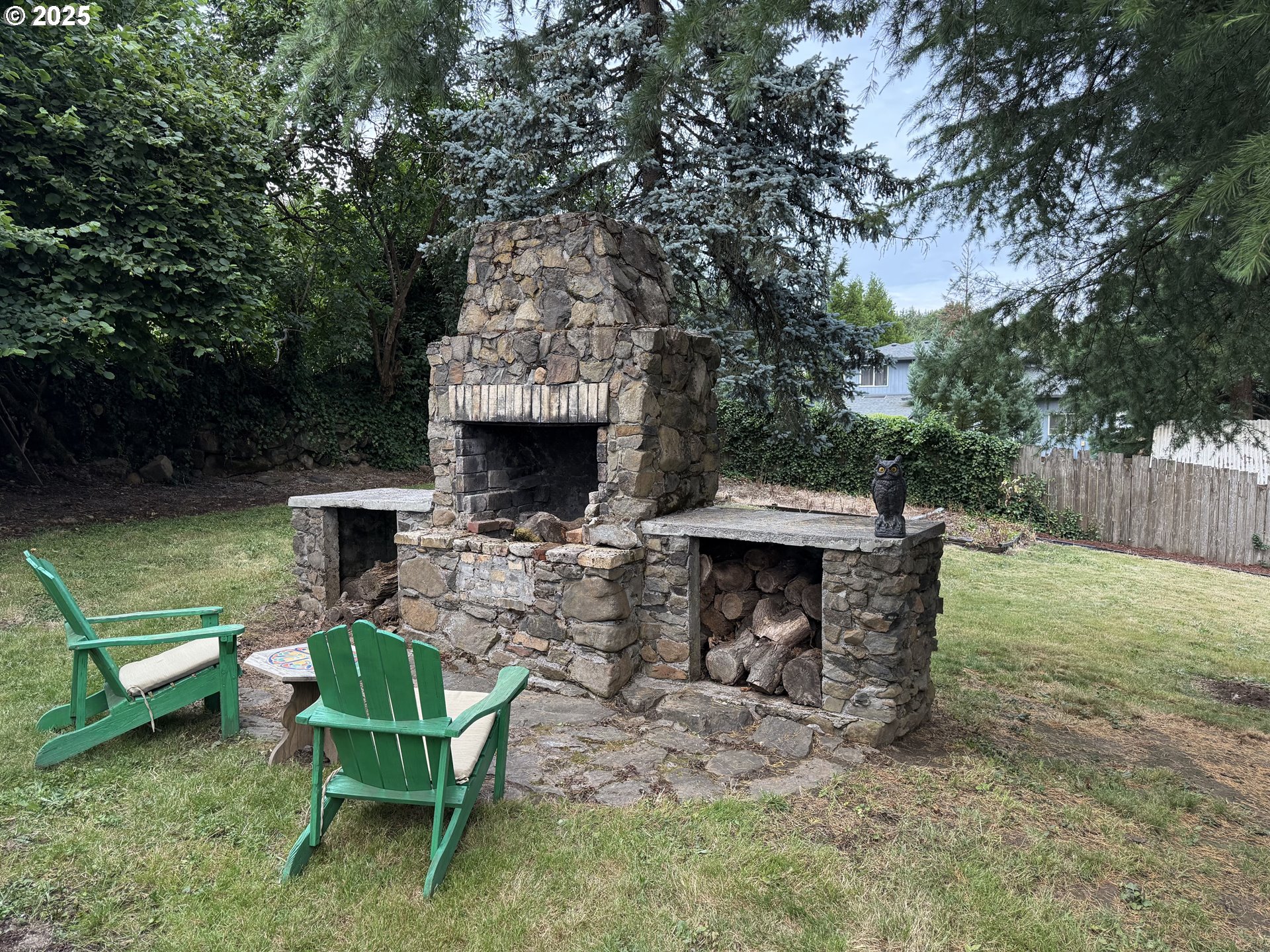 632 Southwest Utah Street Camas, WA 98607 - Photo 24 of 27 a view of a chairs and table in the back yard