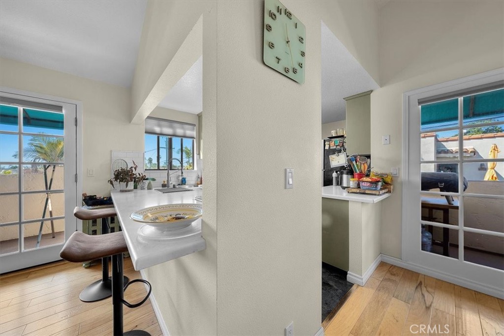 243 Park Avenue Long Beach, CA 90803 - Photo 34 of 52 a room with furniture a rug and a window