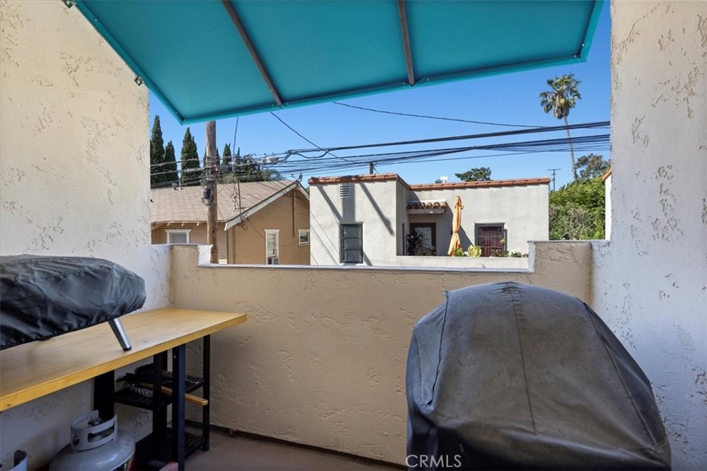 243 Park Avenue Long Beach, CA 90803 - Photo 36 of 52 a living room with furniture and a window