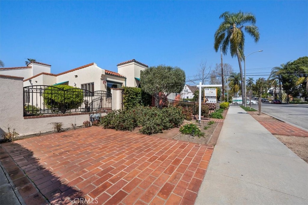 243 Park Avenue Long Beach, CA 90803 - Photo 47 of 52 a view of a house with palm trees
