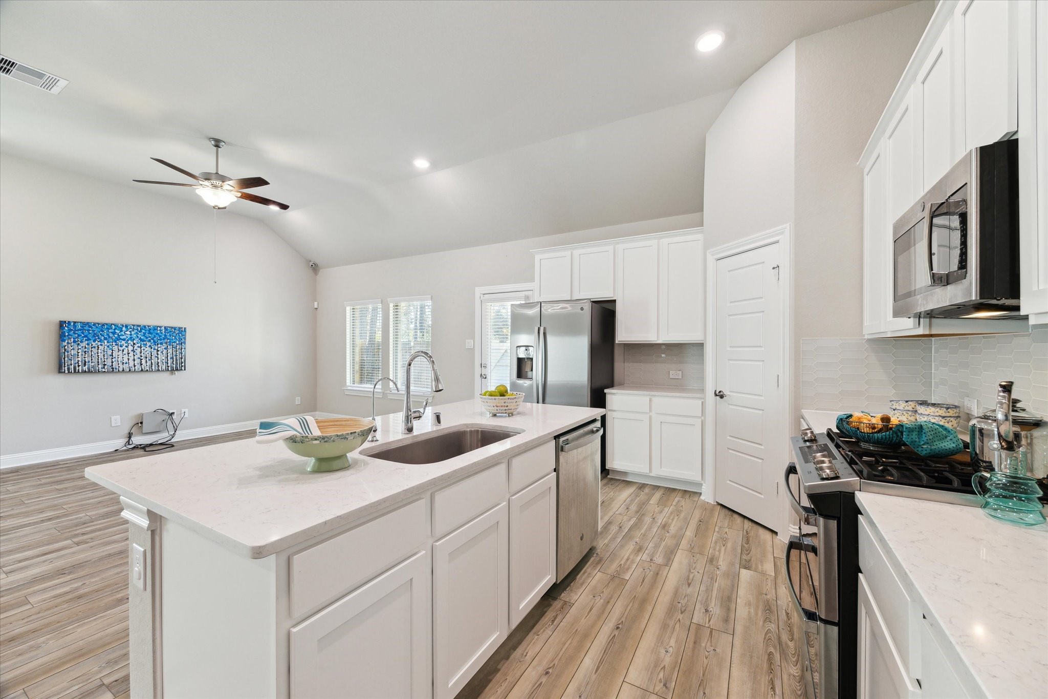 17108 Coneflower Place Conroe, TX 77385 - Photo 4 of 27 Stainless steel kitchen appliances!