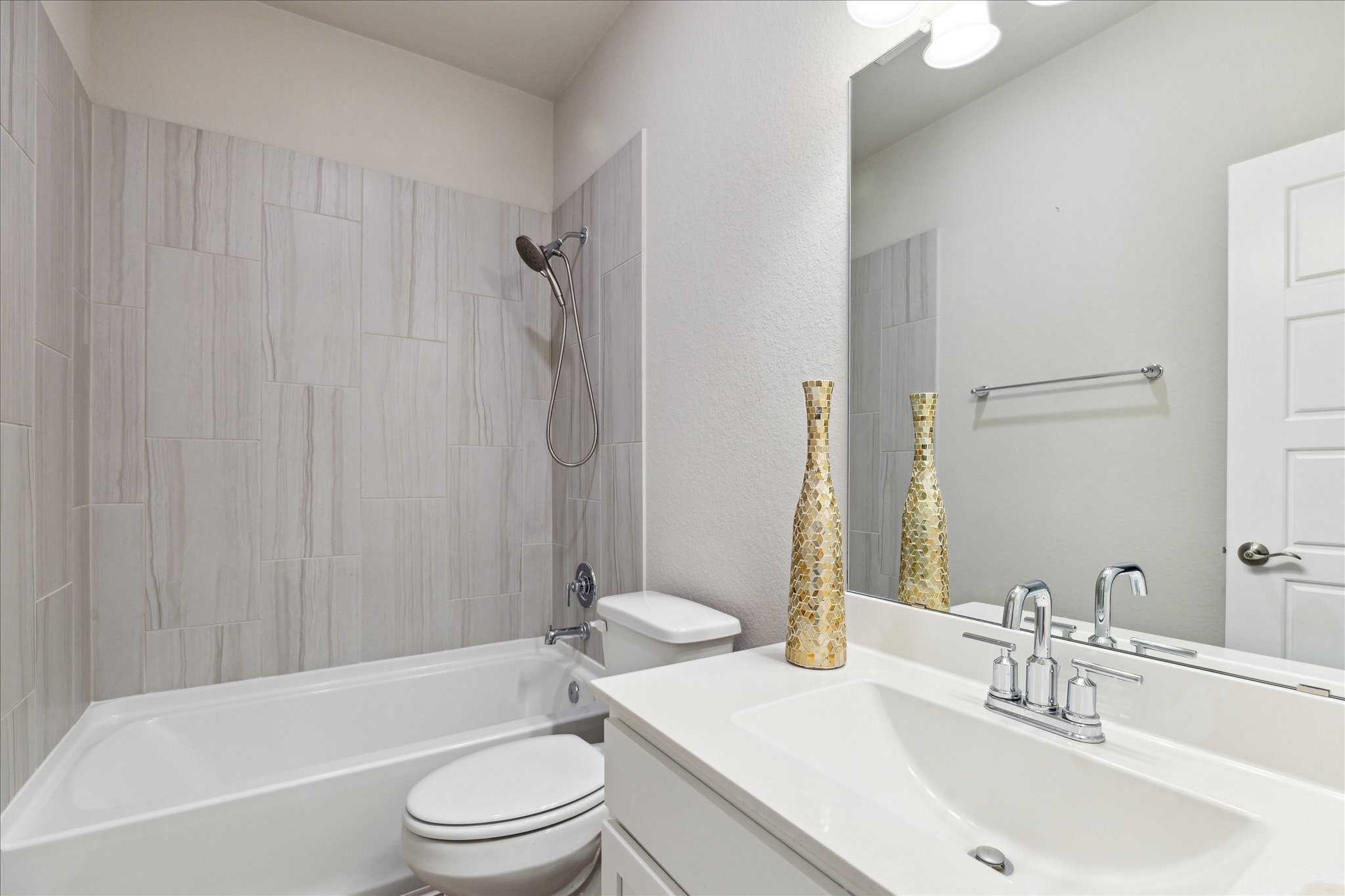 17108 Coneflower Place Conroe, TX 77385 - Photo 8 of 27 The First full bathroom on the 1 floor.