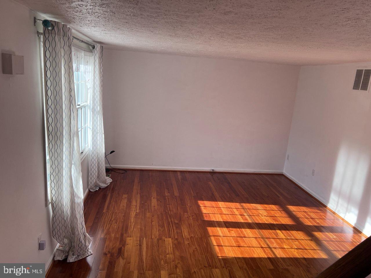 11038 Outpost Drive North Potomac, MD 20878 - Photo 4 of 39 living room