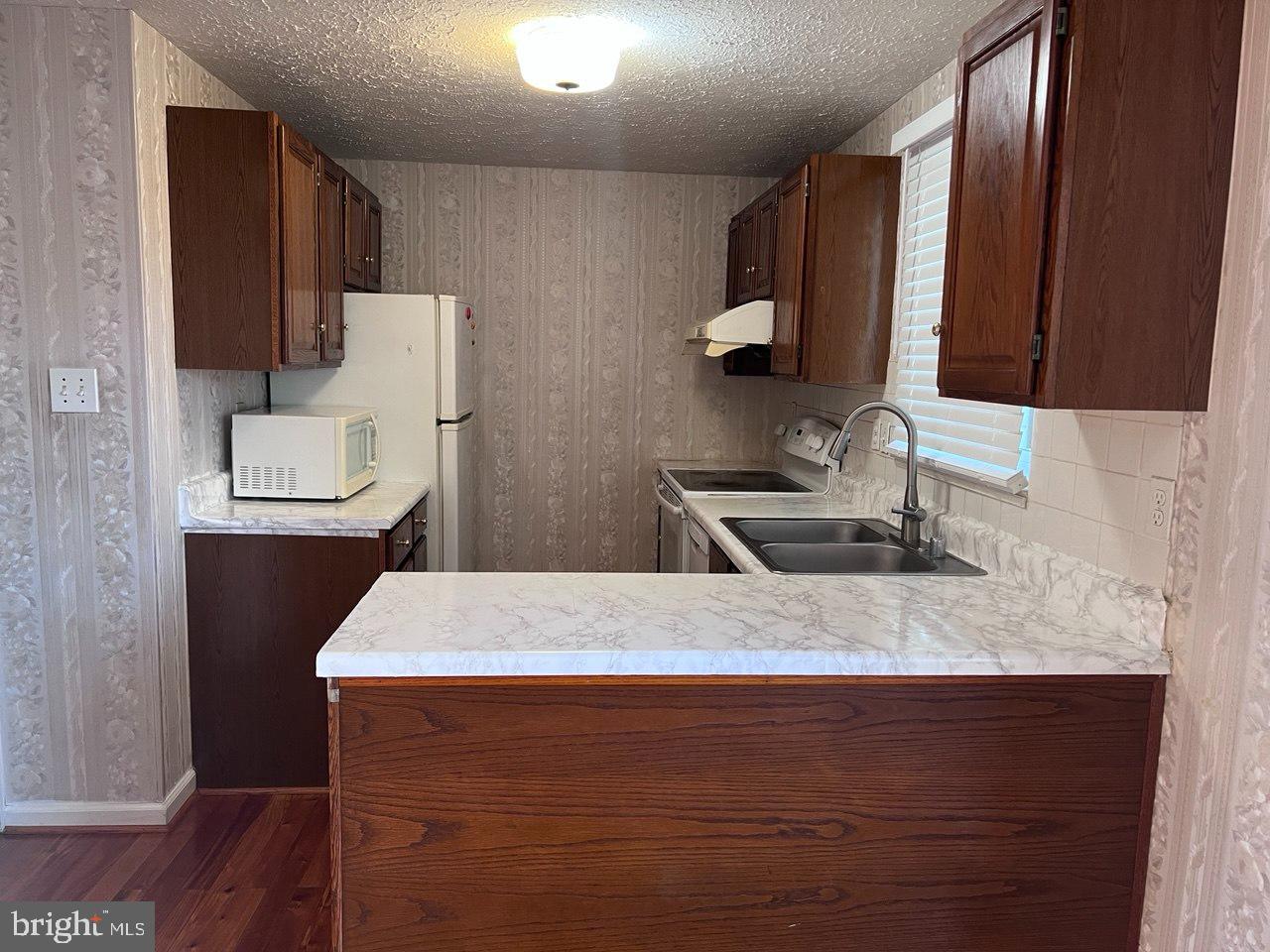 11038 Outpost Drive North Potomac, MD 20878 - Photo 7 of 39 kitchen
