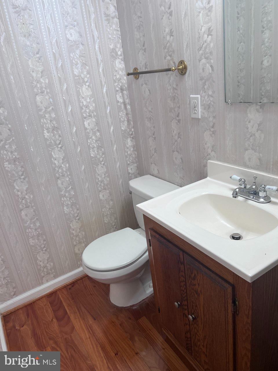 11038 Outpost Drive North Potomac, MD 20878 - Photo 9 of 39 main level half bathroom
