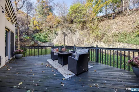 a view of a house with backyard and trees