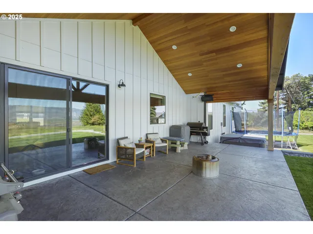 a view of a big room with a big yard