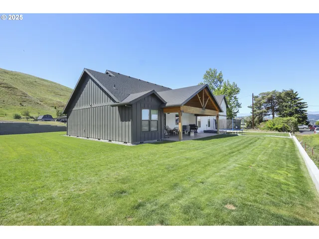 a view of a back yard