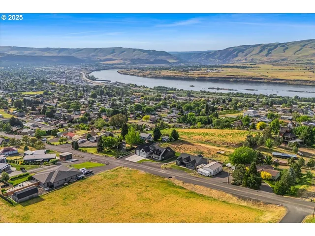 a house view with a outdoor space
