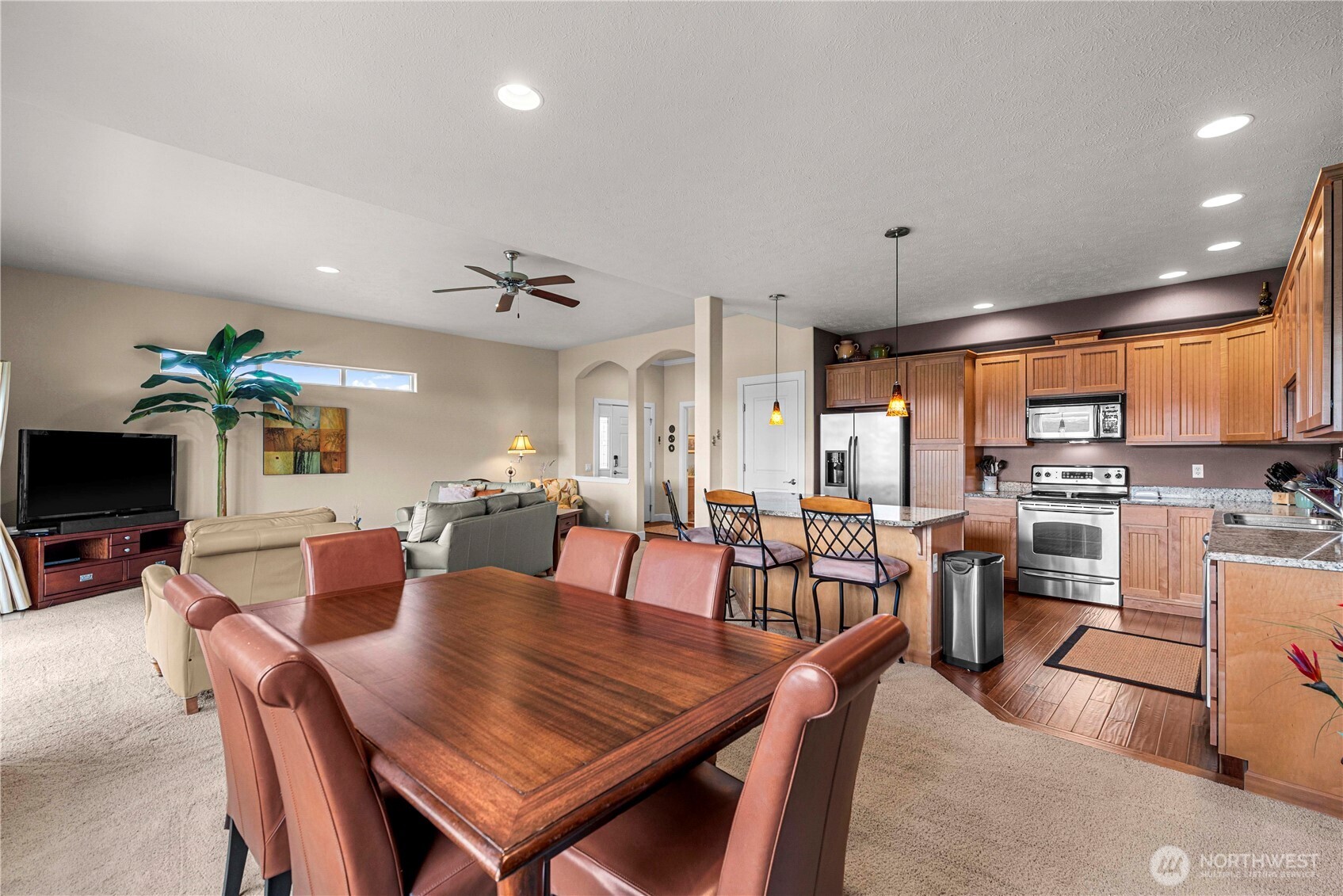 9122 Red Hawk Lane Northwest, Unit A76 Quincy, WA 98848 - Photo 14 of 40 a view of a dining room with furniture