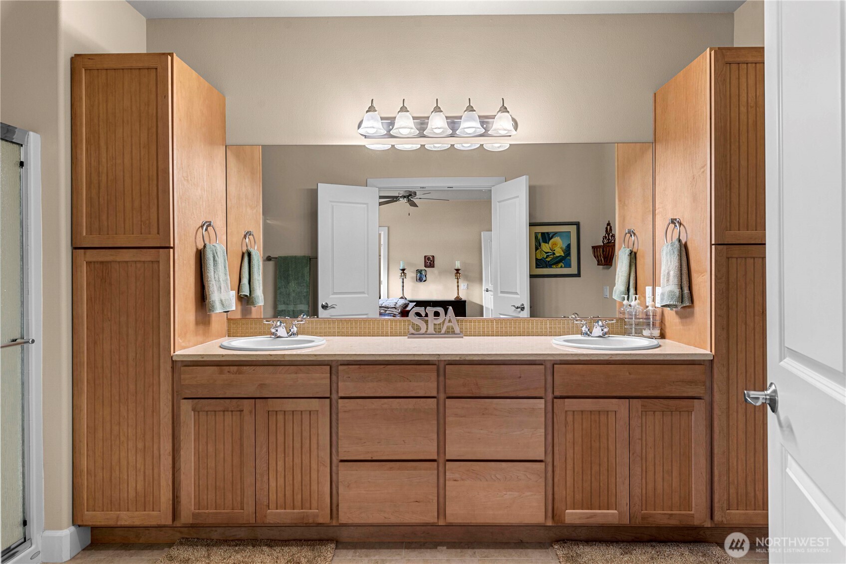 9122 Red Hawk Lane Northwest, Unit A76 Quincy, WA 98848 - Photo 20 of 40 a bathroom with a sink and a large mirror