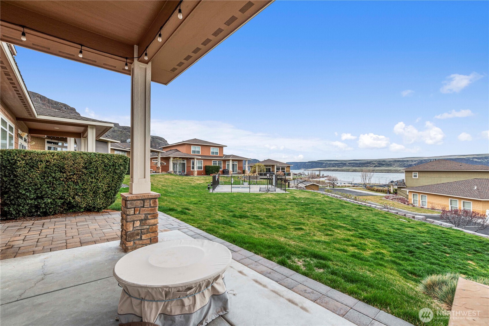 9122 Red Hawk Lane Northwest, Unit A76 Quincy, WA 98848 - Photo 2 of 40 a view of a patio with a table and chairs