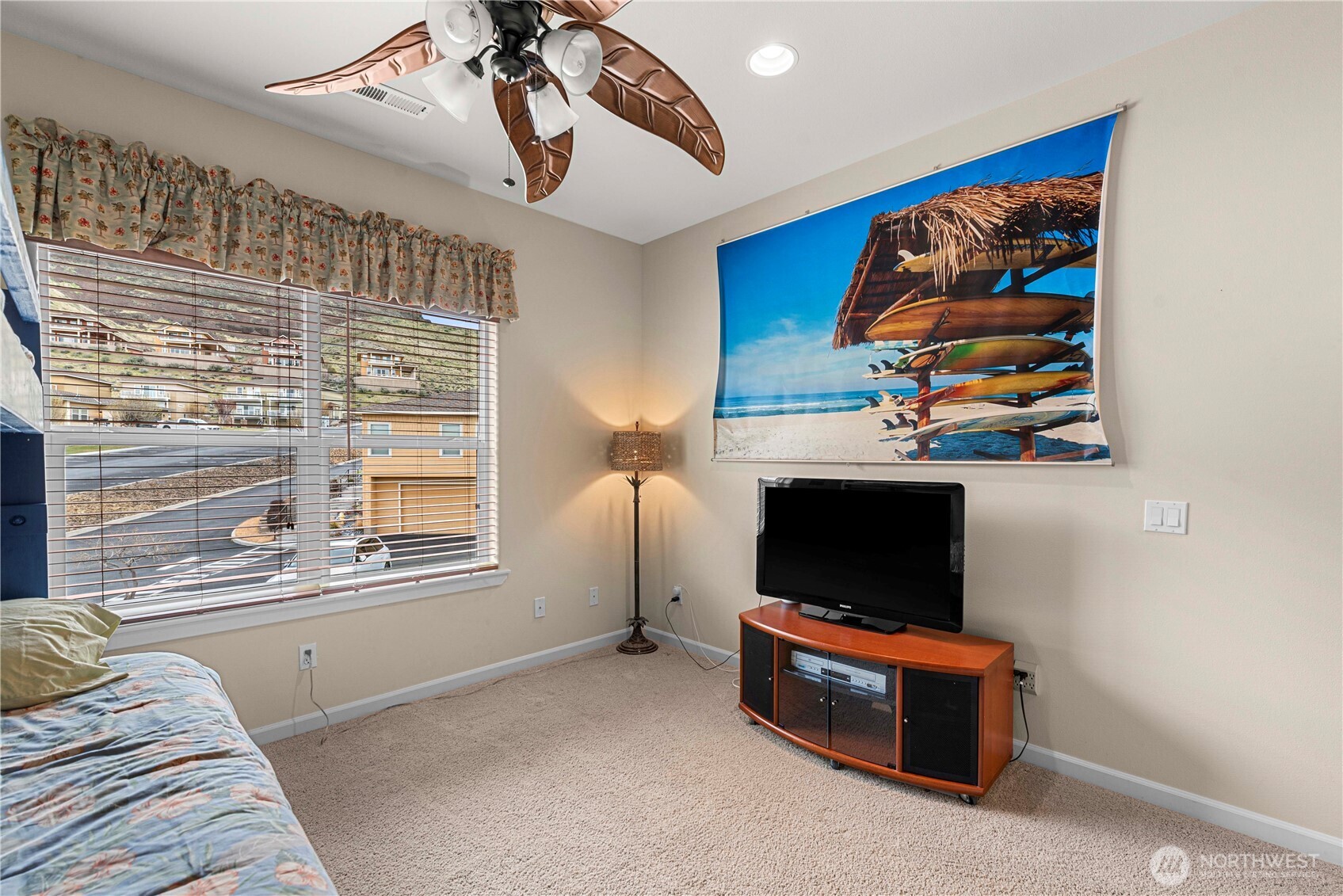 9122 Red Hawk Lane Northwest, Unit A76 Quincy, WA 98848 - Photo 24 of 40 a living room with furniture and a flat screen tv