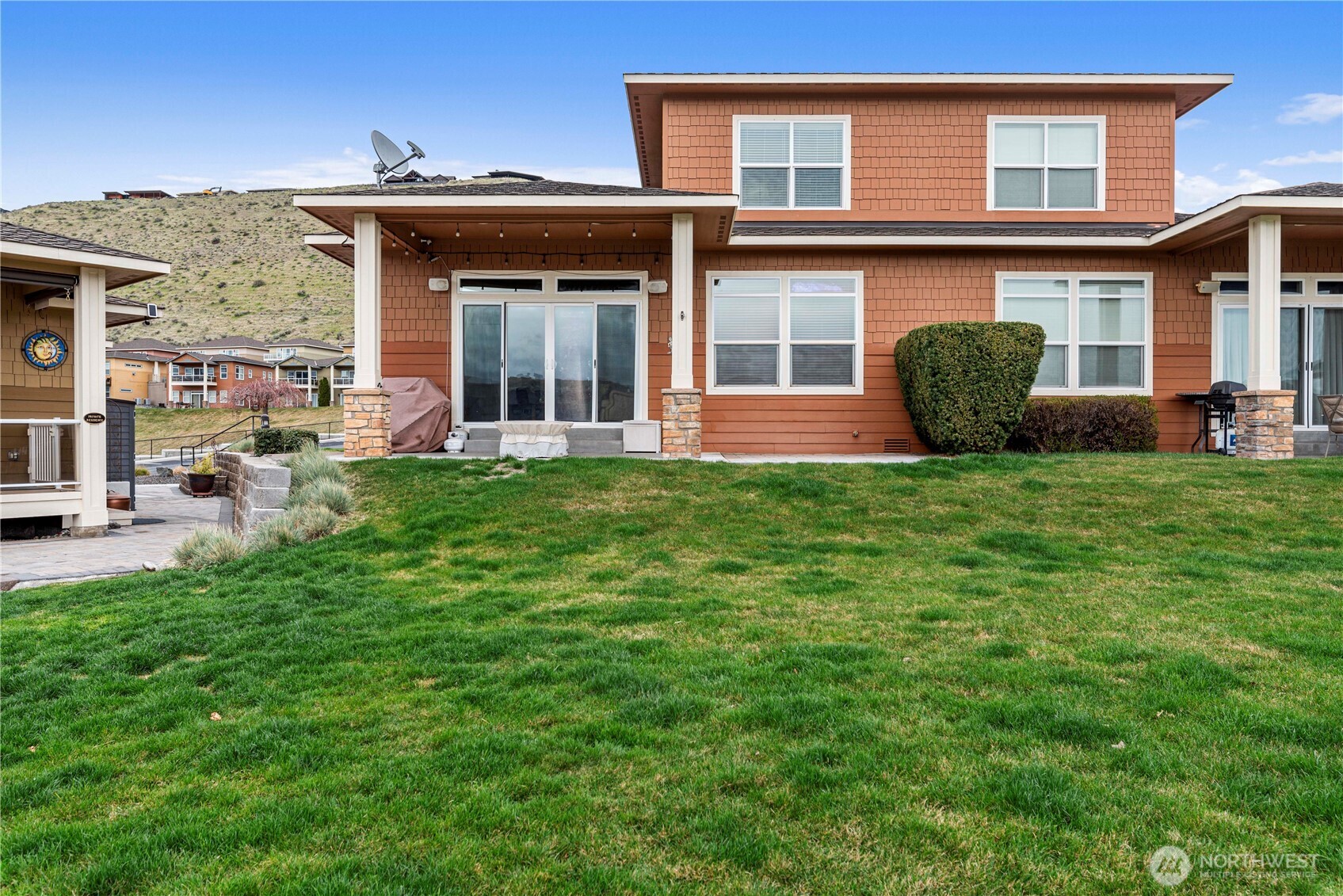 9122 Red Hawk Lane Northwest, Unit A76 Quincy, WA 98848 - Photo 33 of 40 a front view of a house with a garden and yard