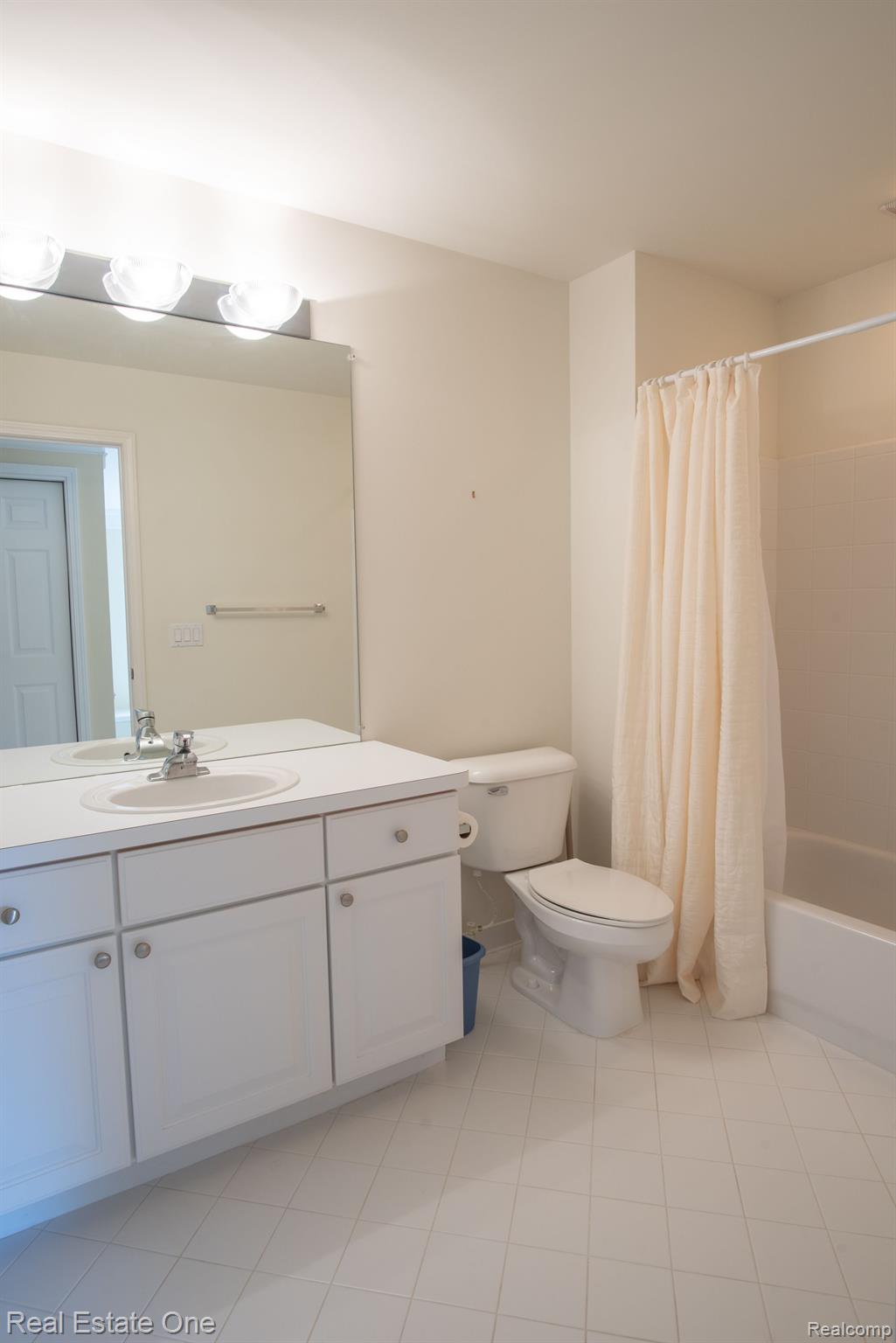 1941 Dunham Drive Rochester, MI 48306 - Photo 17 of 21 Full Bath located on 2nd floor