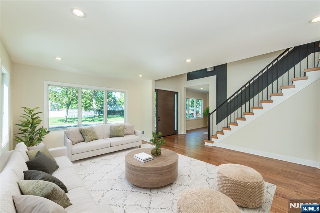778 Wynetta Place Paramus, NJ 07652 - Photo 2 of 44 Gallery Image 2