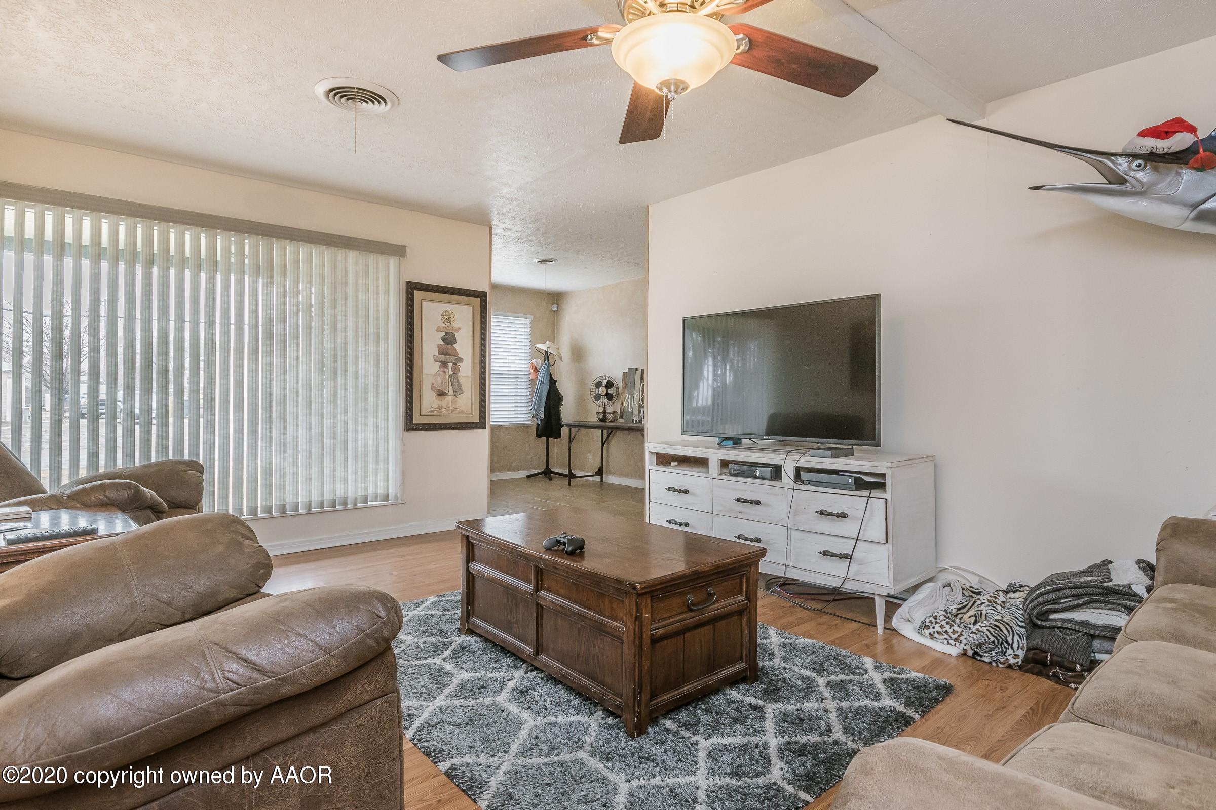 4611 Southwest 16th Avenue Amarillo, TX 79106 - Photo 4 of 23 004_Living Room-2