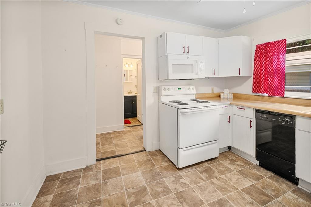 208 Carson Road Pilot Mountain, NC 27041 - Photo 11 of 45 Kitchen/dining