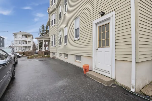 $2,100 | 34 King Philip Road, Unit 2, Worcester, MA 01606