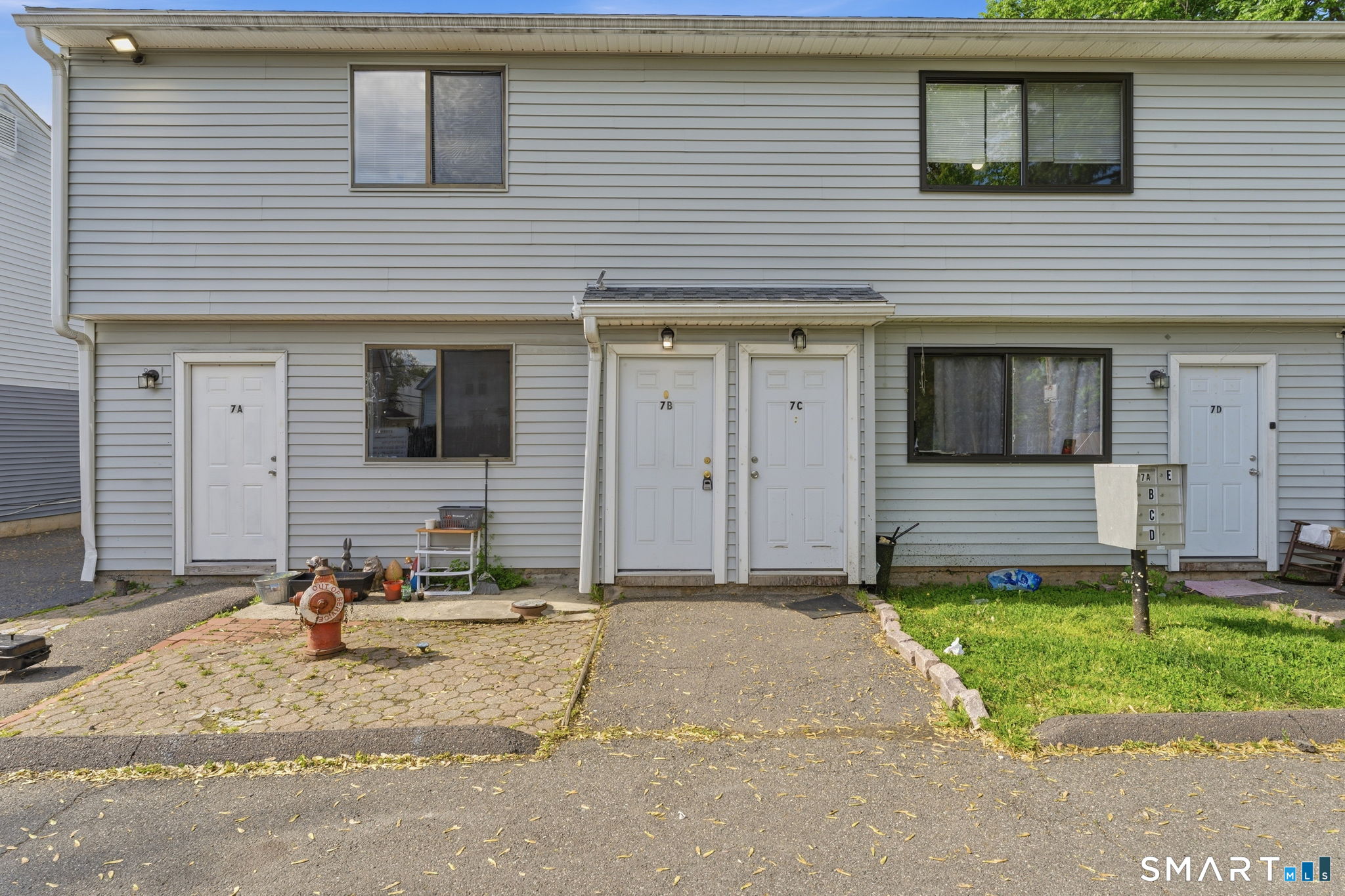 5-7 Warner St Extension, Unit 5B Hartford, CT 06114 - Photo 1 of 17 a front view of a house with a yard