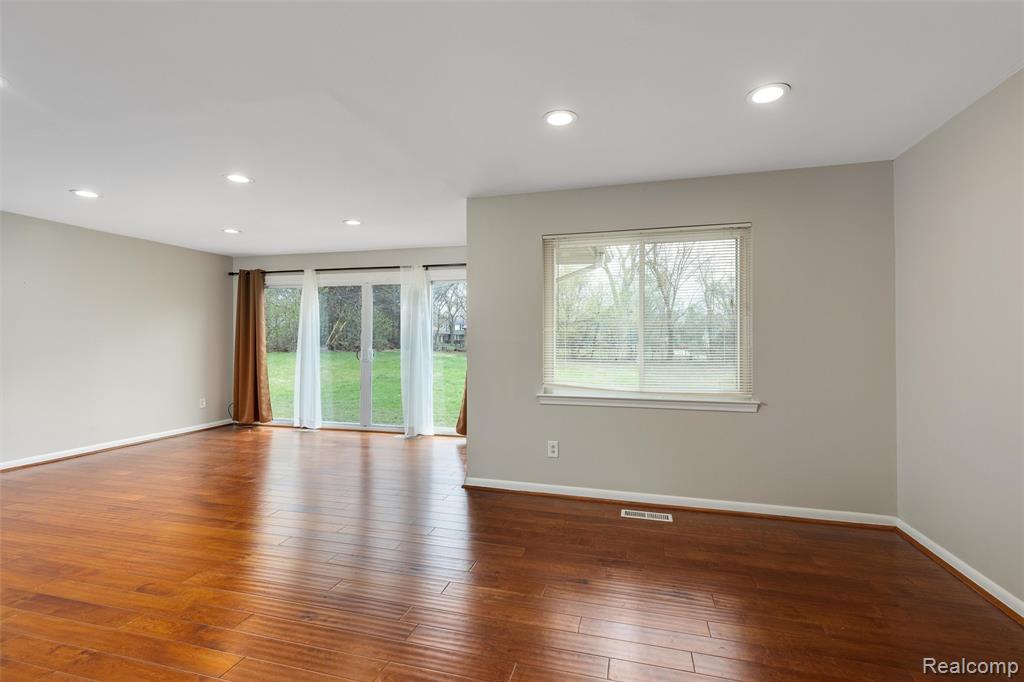2505 Rambling Way Bloomfield Hills, MI 48302 - Photo 10 of 21