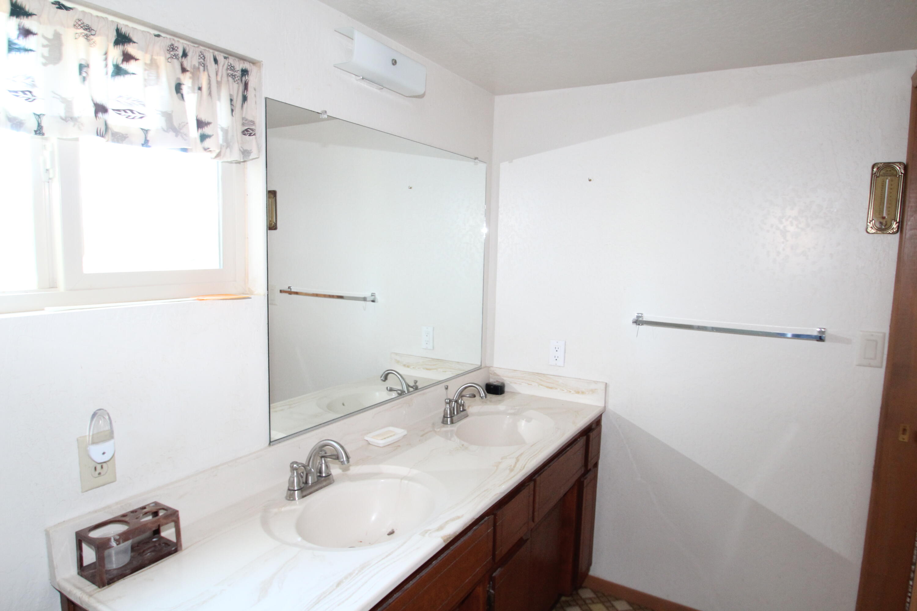 57941 Summit Drive Springville, CA 93265 - Photo 51 of 59 Master bath