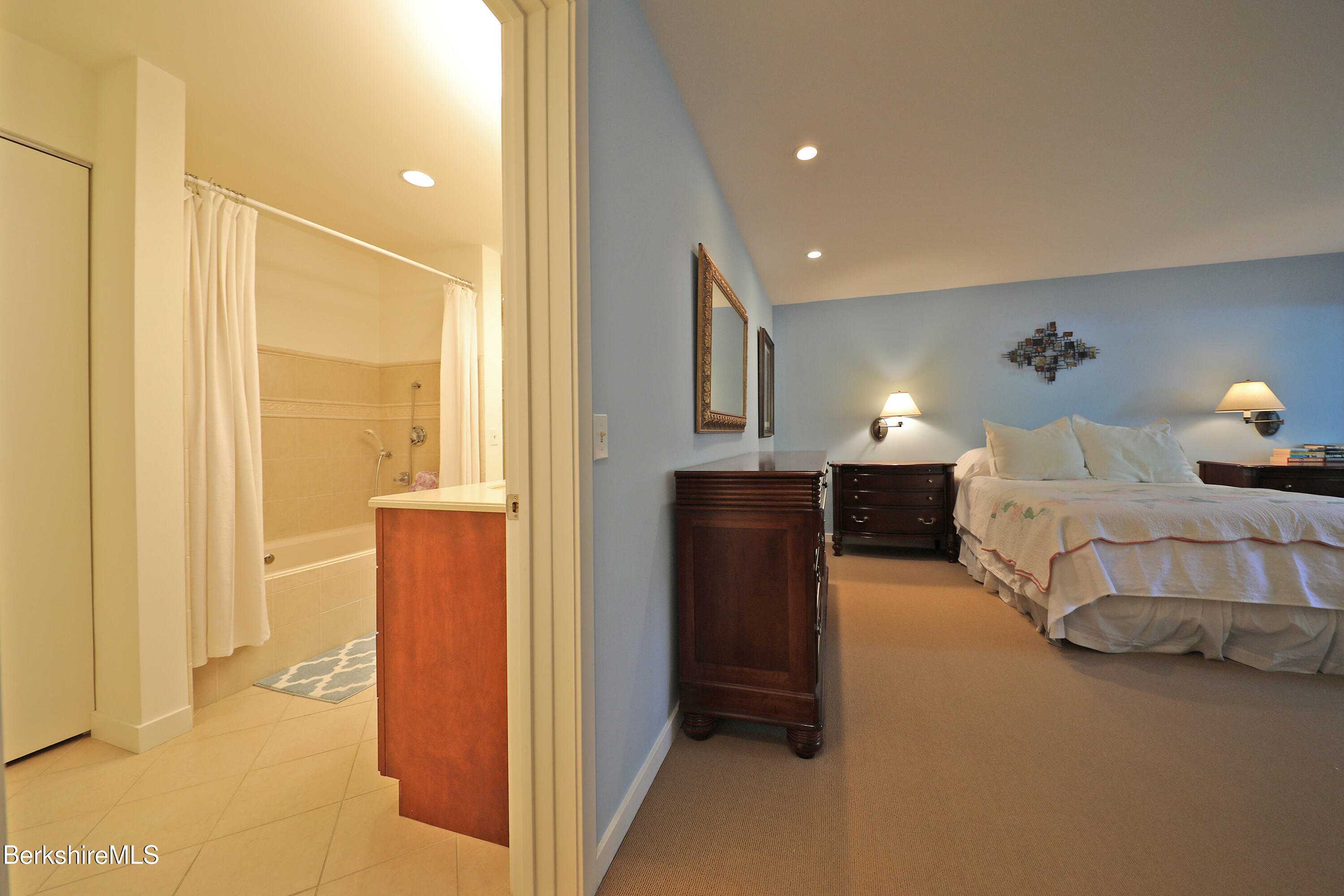 19 Hawthorne Road, Unit CB B1 Stockbridge, MA 01262 - Photo 40 of 58 Primary en suite