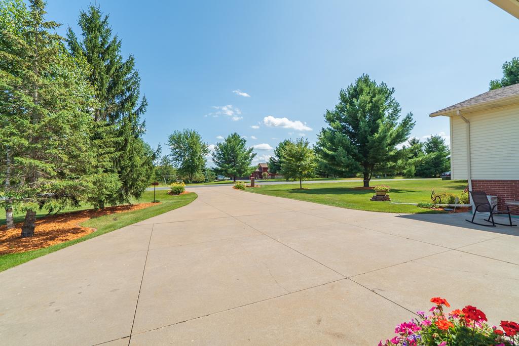 812 Moonbeam Road West Hudson, WI 54016 - Photo 5 of 43 Gallery Image 5