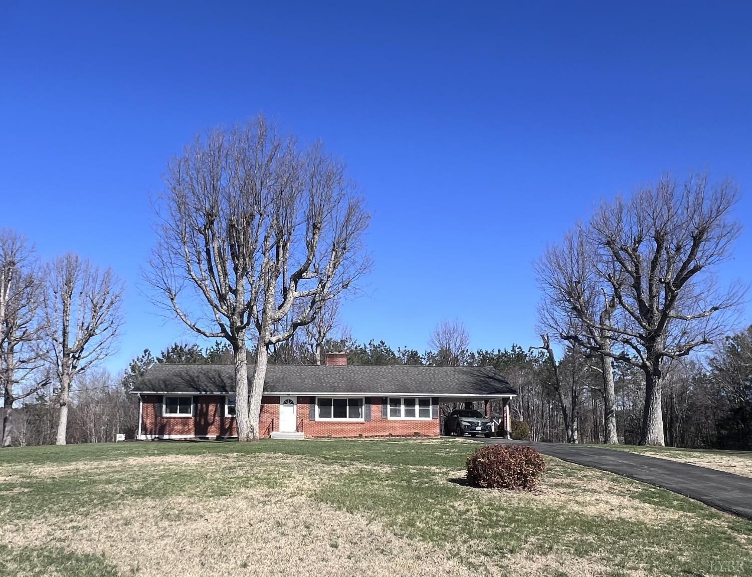 a view of a house with a yard