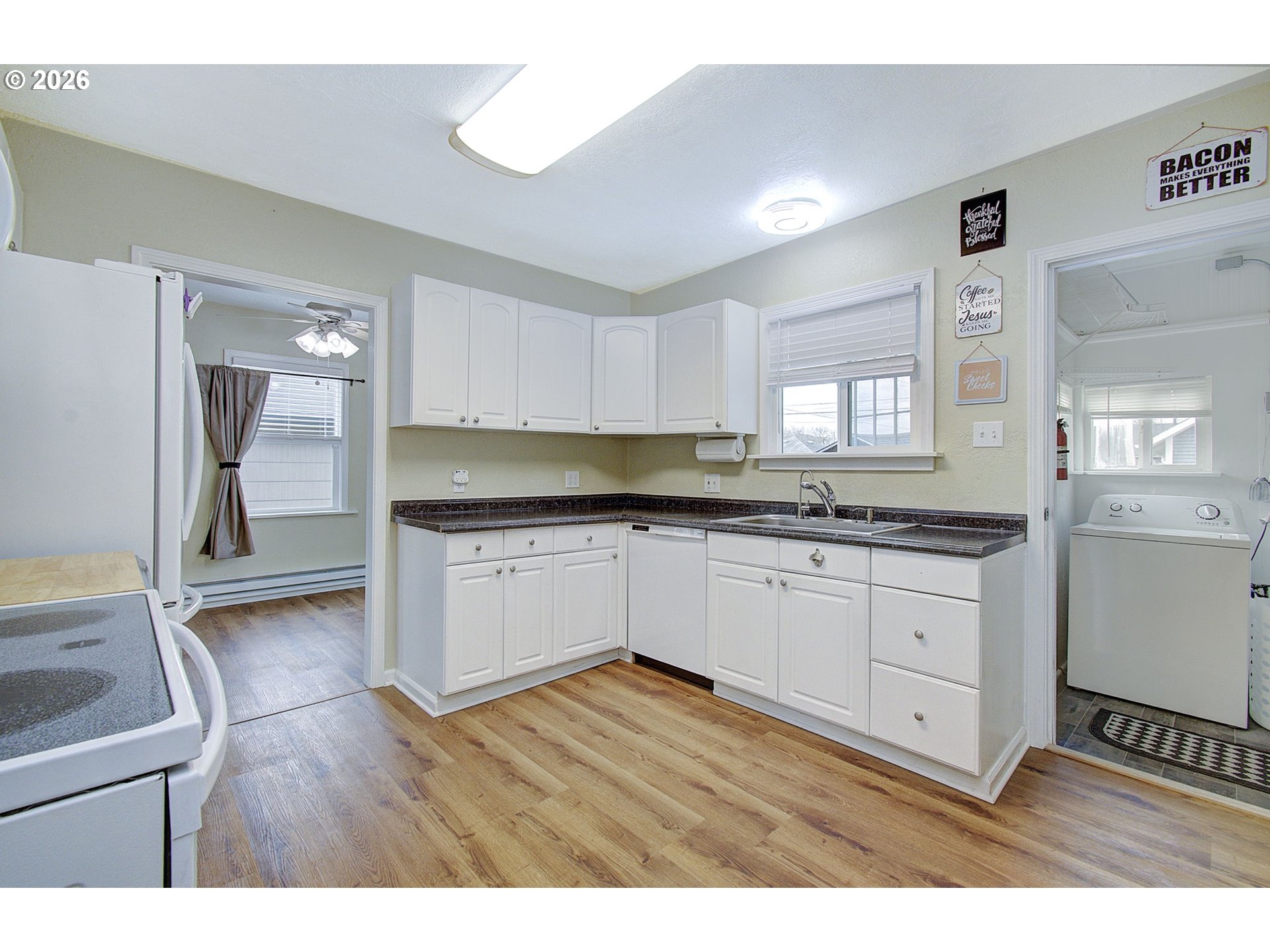 551 19th Avenue Longview, WA 98632 - Photo 11 of 31 Kitchen