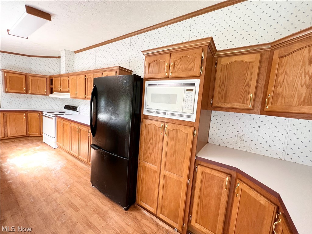 8800 Cook Road Salem, OH 44460 - Photo 10 of 22 Built in appliances, so many cupboards and pull outs too!