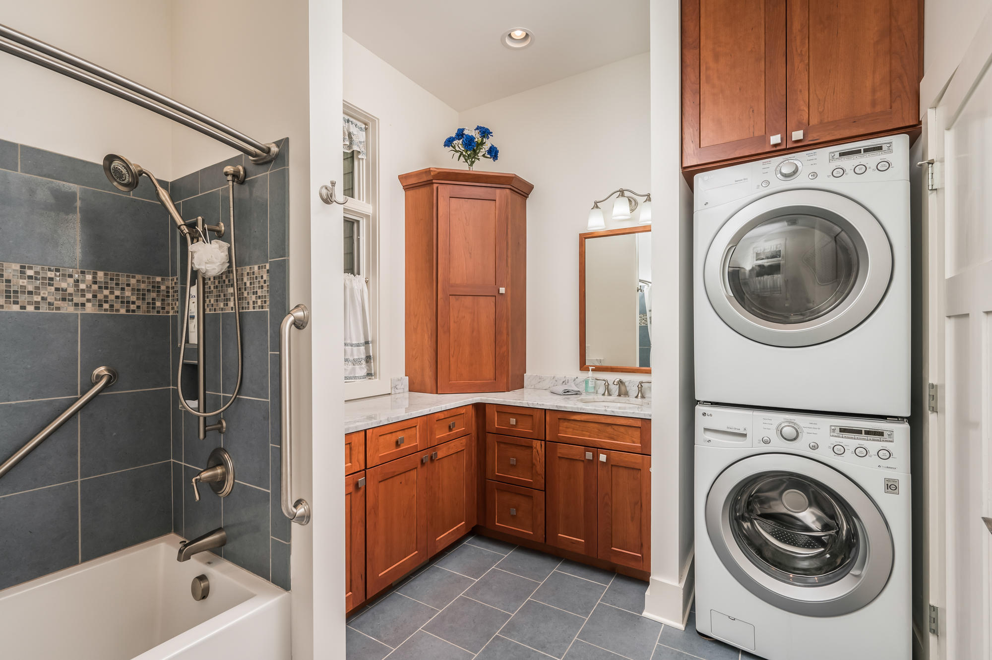 4043 Hamill Road Hixson, TN 37343 - Photo 14 of 59 Laundry Room/ Bathroom