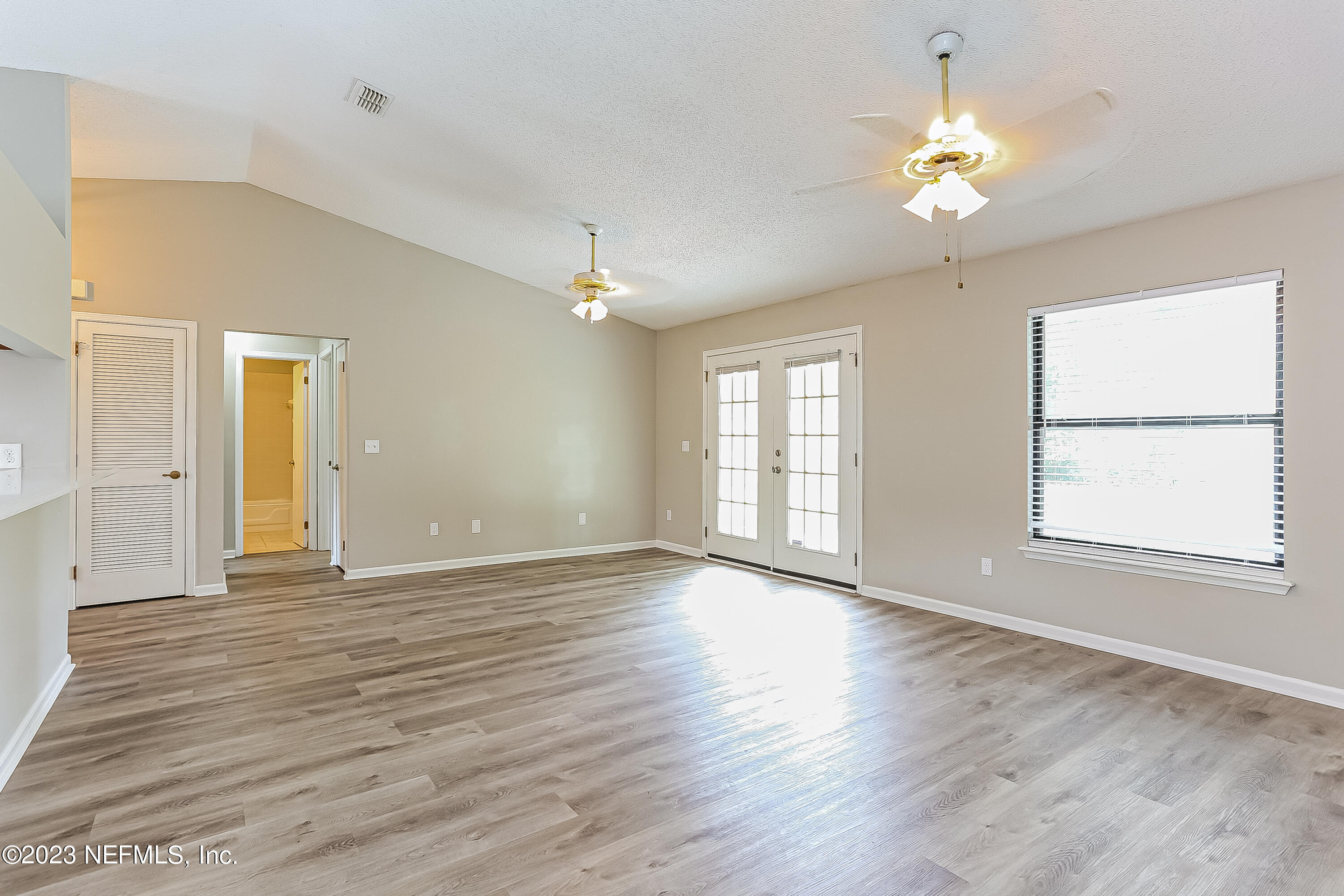 140 Devoe Street Jacksonville, FL 32220 - Photo 3 of 15 003-photo-living-room-9333962