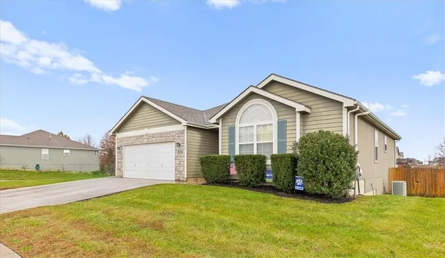 $395,000 | 16209 Margie Lane, Basehor, KS 66007