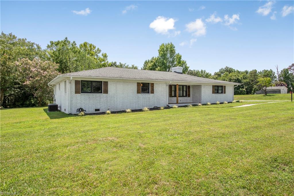 4060 Upper Lake Road Thomasville, NC 27360 - Photo 2 of 47 Gallery Image 2